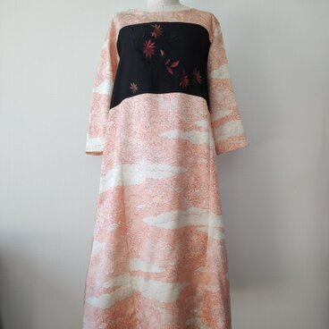 黒地刺繍帯×着物橙色風景