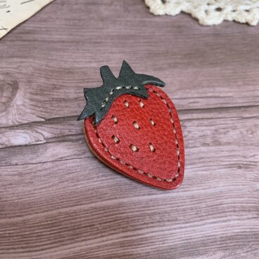 革のいちごのブローチ・赤・シンプル・かわいい