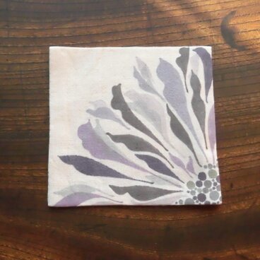 *筆描き* ドレスのような花びらのコースター　グレー×薄紫