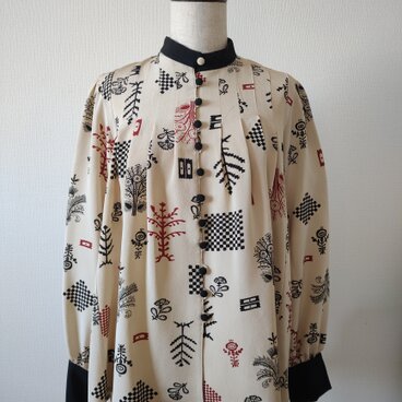 ベージュ地イラストタックブラウス