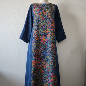 総柄花模様×ストライプ柄藍色ワンピース