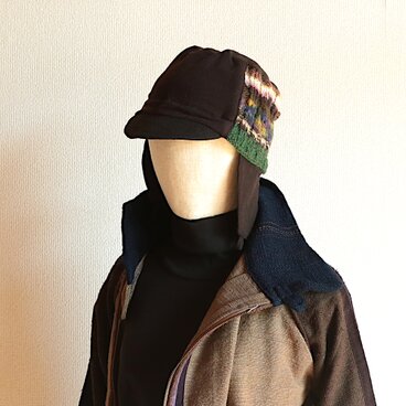 焦茶と緑のニットワークキャップ(耳付き)