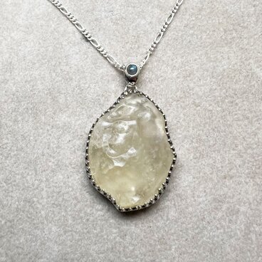 リビアングラス原石とアレキサンドライトのペンダント