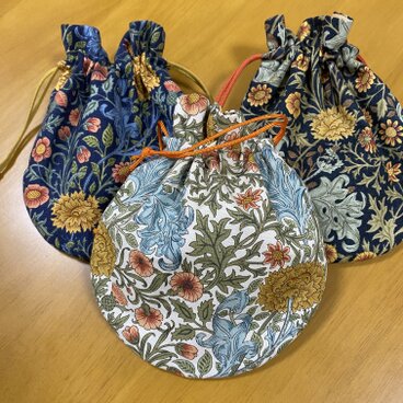 選べるカラー　プチっとまぁるい巾着ポーチ　モリス•メドゥ　ダブルボゥズ