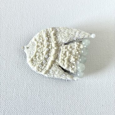 やさしいやさしいアイボリー色の鳥　羊の手紡ぎ糸を使った刺繍ブローチ