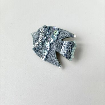 ブルーグレーの空色を纏う鳥さん　鳥刺繍ブローチ