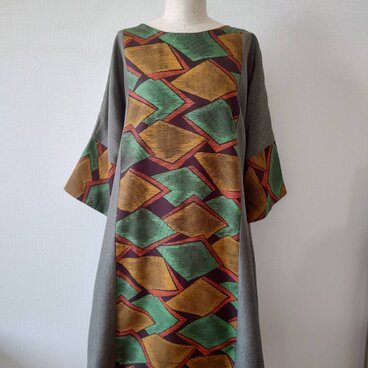幾何学柄ラッパ袖ワンピース