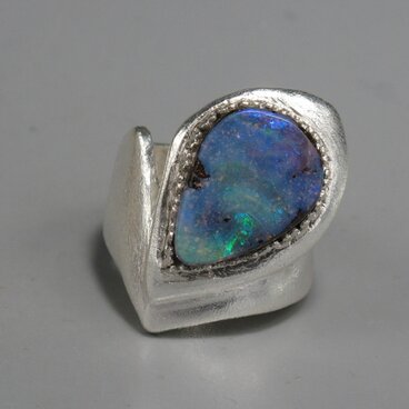 キラッと蛍光ブルーの筋模様