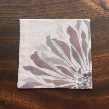 *筆描き* ドレスのような花びらのコースター　ボルドー系