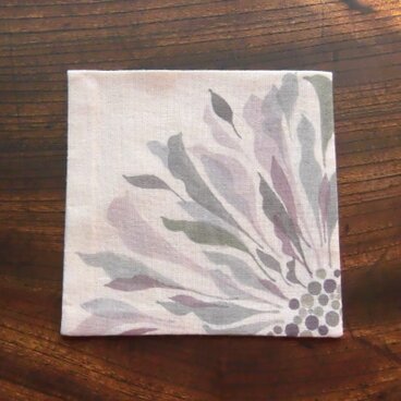 *筆描き* ドレスのような花びらのコースター　ピーチ×グレー