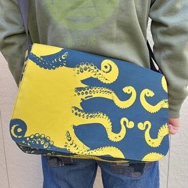デザイナーズファブリックメッセンジャーバッグ（騙し絵蛸図）黄×紺