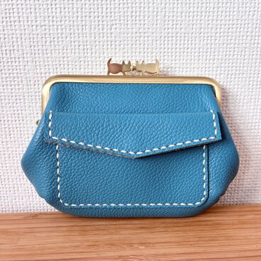 ぱかっと開くとお部屋が3つの親子がまぐち♪外ポッケが付いたダブルにゃんこ口金の四角い本革ミニ財布
