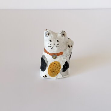 小さな招き猫　紙塑人形