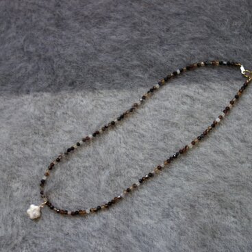 フラワーパールとブラウンストライプアゲートのネックレス