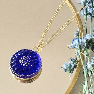 ディープブルーのチェコガラスボタン ネックレス｜花モチーフ・60cm・スライドボール付き