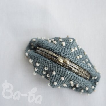 ばあば ⋱ 飛び飛び勾玉ビーズの編みがま口（asagidot・C1794）