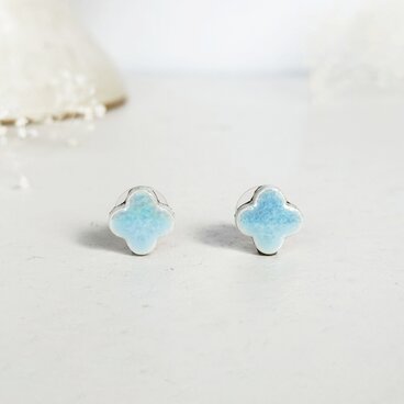 T269 美濃焼 小花 パール加工 ライトブルーのピアス／イヤリング｜裏面レザー加工