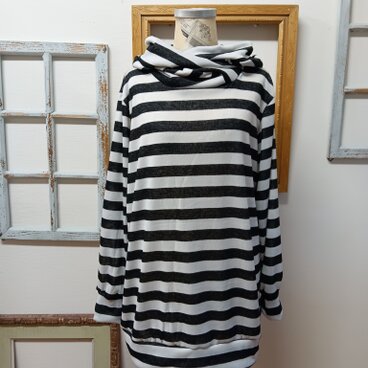 ふわっと柔らかタートルみたいなフード付き❤️ボーダー柄ニットチュニック　白黒（サイズフリー L〜 L L）