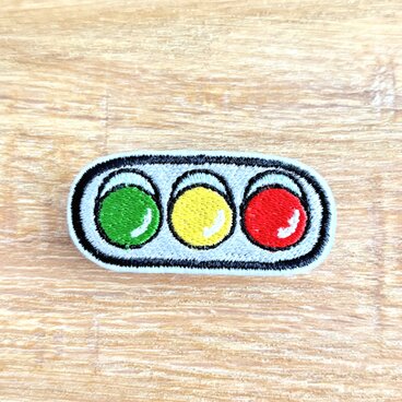 刺繍ブローチ　「信号機」