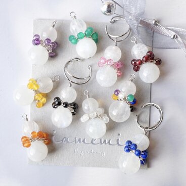 【イヤーカフ】「9色のマフラーを巻いた雪だるま」片耳 天然石 誕生石 メンカラ 推し活 ギフト プレゼント