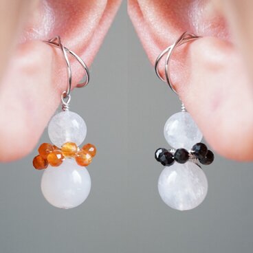 【イヤーカフ】「9色のマフラーを巻いた雪だるま」片耳 天然石 誕生石 メンカラ 推し活 ギフト プレゼント