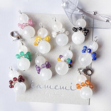 【チャーム】9色のマフラーを巻いた雪だるま 天然石 誕生石 ムーンストーン メンカラ 推し活 プチギフト プレゼント