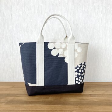 帆布の手持ちトート（チャコールフラワー）