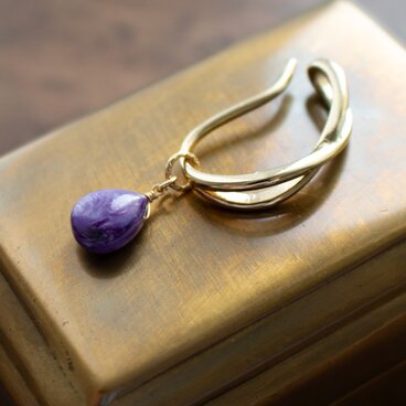 ✨溶け合うパープルとホワイト✨ チャロアイト＜マロンカット＞のイヤーカフ（真鍮）