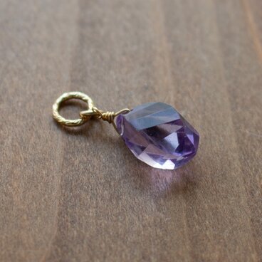 ✨2月誕生石✨ アメジスト＜ツイスト・ブリオレット＞のチャーム（K14GF）