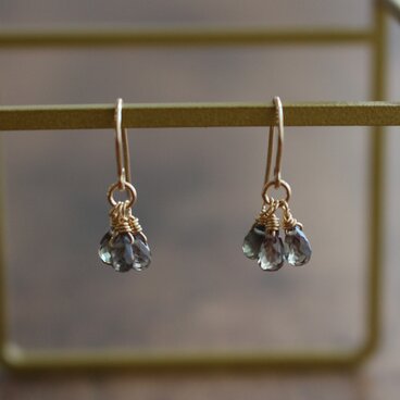 ✨光の加減で色が変わる✨ 1月誕生石・カラーチェンジガーネット＜ドロップ・ミニ＞のピアス（K14GF）