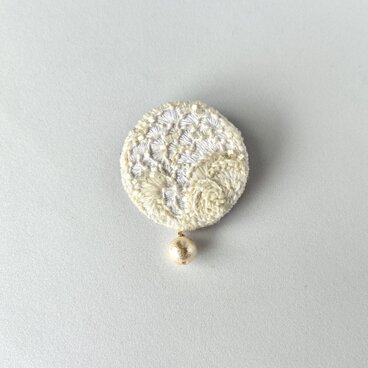 "Towa" 永遠　やわらかな白とアイボリー色の刺繍丸ブローチ