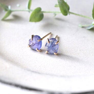 タンザナイトの14kgfスタッドピアス（両耳・ペア）　