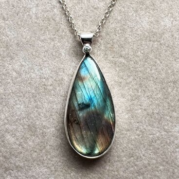 ラブラドライトとサファイアのペンダント