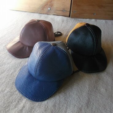 キャップ型のレザーコインケース