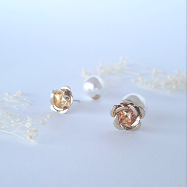 ★c　"魅せる耳元に…"　春　バラ　パール　小ぶり　お花　フォーマル　ピアス(ピアスのみ)