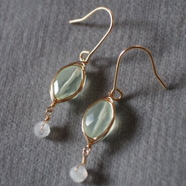 14kgf きらきらプレナイトとレインボームーンストーンの小振りなピアス k14gf パステル