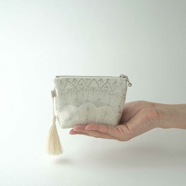 【花青海波模様　シルバー　シルク帯リメイクミニポーチ】カードケース、ポーチ小さめ、ジュエリーポーチ。誕生日ギフトにも。