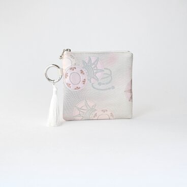 【鼓模様　シルバー　シルク帯リメイク　バッグチャーム型スクエアポーチ】メイクポーチ　旅行　誕生日ギフトにも。