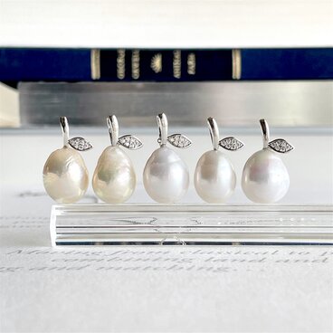 形は悪いけど可愛い！オーロラカラー 淡水パール フルーツの形 ペンダントネックレス