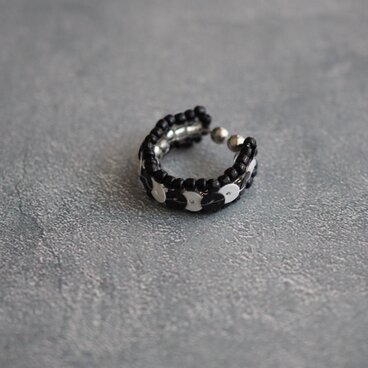 ビーズとスパンコールのイヤーカフ・中（ブラック＆ホワイト）【受注】