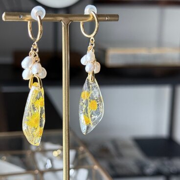 感謝とやさしさを、耳元に重ねて。ミモザと淡水パールがそっと寄り添うフープイヤリング【6月の誕生石】