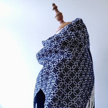 北欧手織り：英国の静寂を纏うマフラー（ペティネイビー）