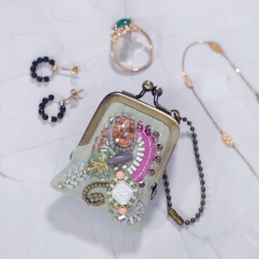 小さなビーズ刺繍のがま口 No.91｜セージグリーン×ガーゼ｜ネックレス・バッグチャームにも｜アクセサリーケース