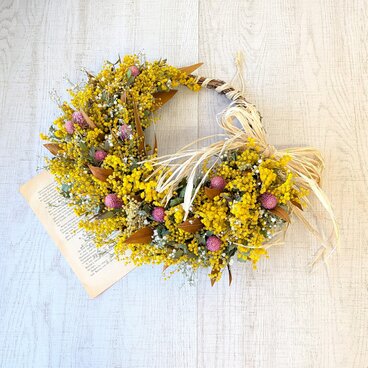 グレビレア・ゴールドとミモザの三日月リース