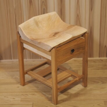 背筋がピンと伸びる「美姿勢スツール」