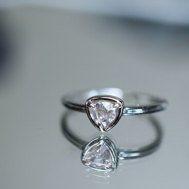 RG10-117 シルバー 宝石質 非加熱 薄白茶色 スピネル リング ミャンマー産 フリーサイズ 指輪 金属アレルギー対応