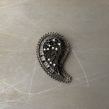 Vintage retro paisley design brooch
