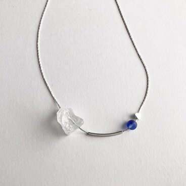 ラフロッククオーツとメタルバーのネックレス