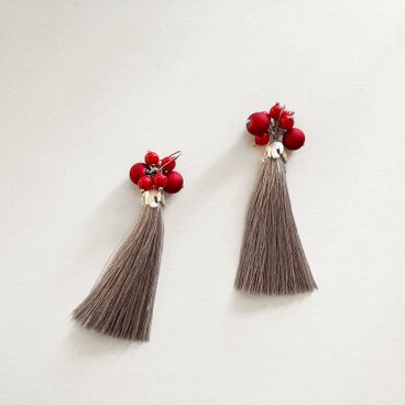 赤い実とタッセルのピアス