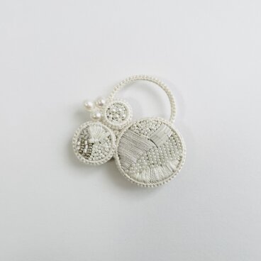 en ー縁ー ／ブローチ／M＋淡水ﾊﾟｰﾙ／ﾎﾜｲﾄb006A